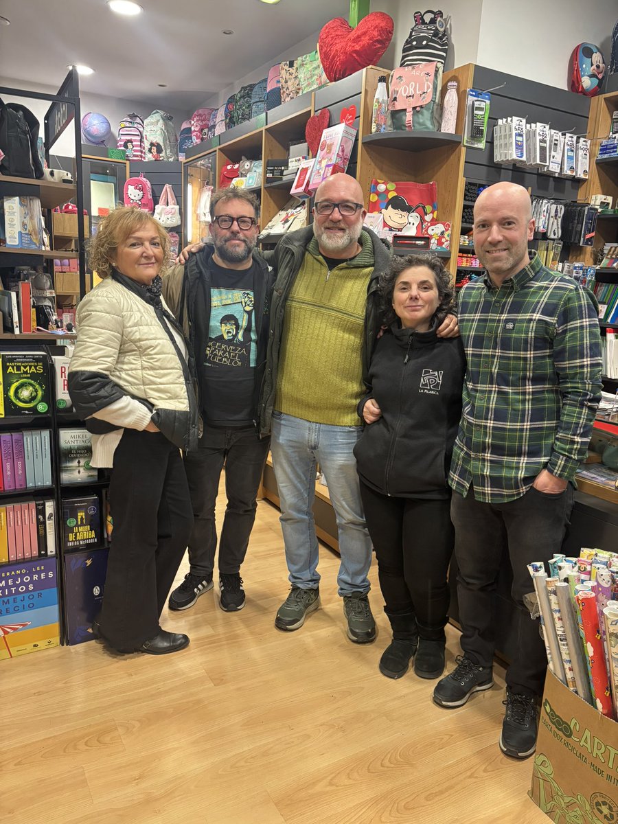 libpilarica's tweet photo. … Y si ayer tuvimos un Pujaditas y otros cuentos muy especial… 😎📚 ¡fue gracias 🙌 a la compañía 🫶 a la charla que nos ofreció Alfonso Pombo 🇵🇪 y a la música 🎶 de Pablo Pujades! 😁

🍺 Agradecemos también a Jesús del Bar Avenida por su colaboración 👏 https://t.co/7obpako7Gy