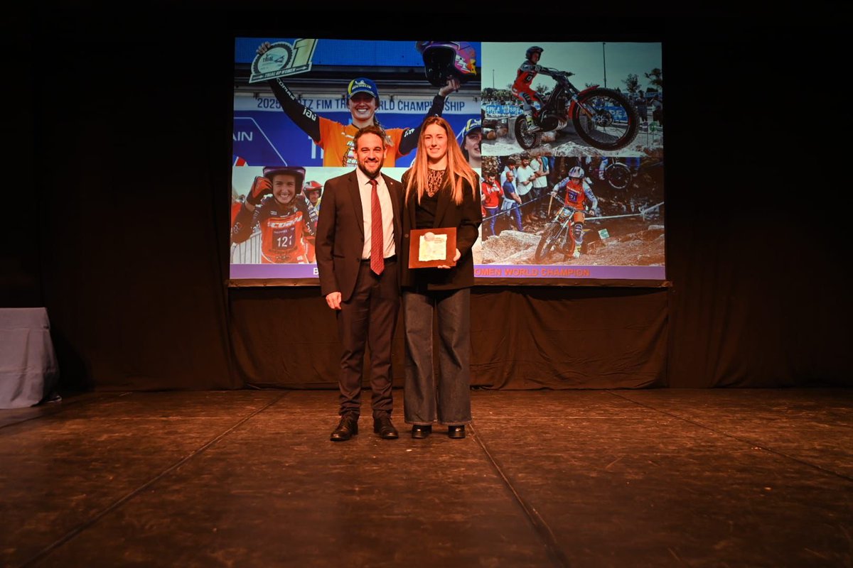 esportcat's tweet photo. 🤝 El SG @abelgama77 ha assistit a la 33a Nit de l'Esport de @ajmollet 

🏅 Una festa que premia l'esforç i el compromís d'esportistes i entitats del municipi

⛹️‍♀️ Enhorabona, gales com aquesta contribueixen a promocionar els valors de l'esport

#esportcat https://t.co/WJvkuBbfYC