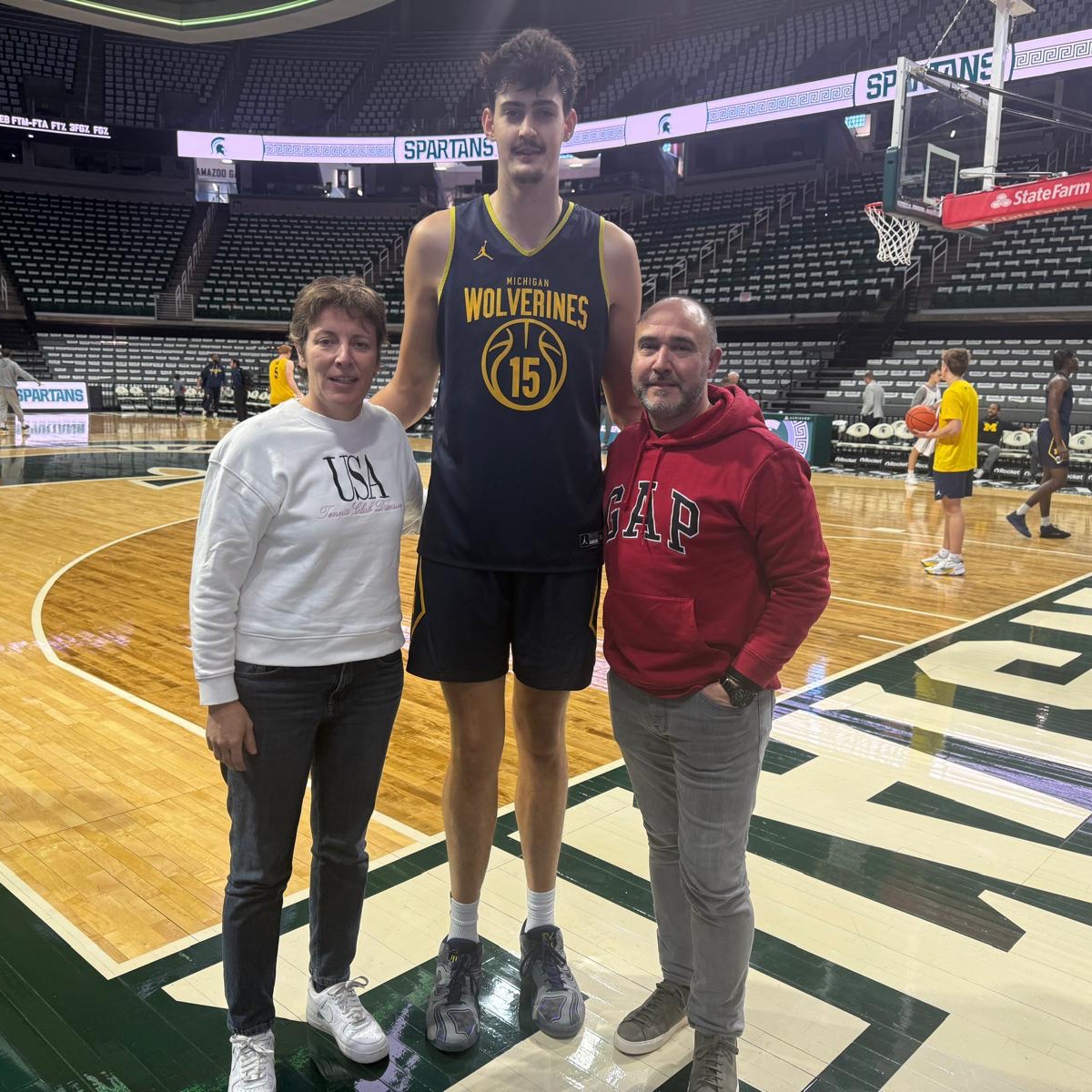 La imagen de la visita de Elisa Aguilar y Chus Mateo a Aday Mara 🇪🇸🏀

📸<a href="/BaloncestoESP/">Baloncesto España</a>