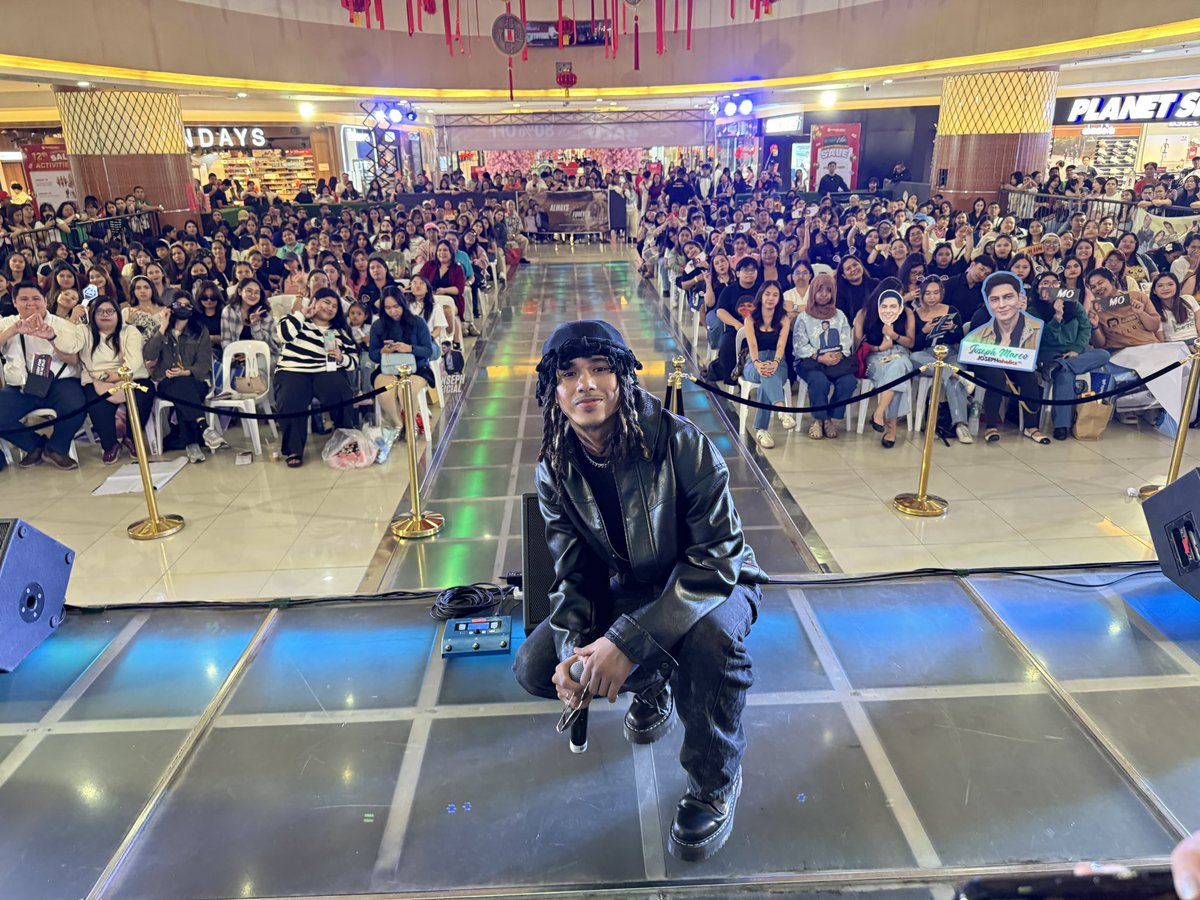StudioVivaPH's tweet image. [NOW HAPPENING:] Mo Mitchell at #MyHusbandIsAMafiaBoss mall show here at Fishermall Quezon Ave. 

‘My Husband Is a Mafia Boss’ soon on Viva One.

#MHIAMBMallShow #StudioViva #VivaOne