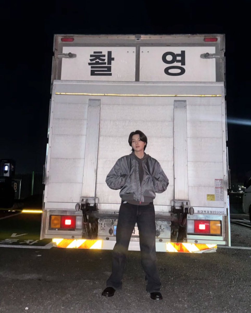 미친⁉️민윤기 인스타 올라옴‼️ 촬영중인가봐ㅠㅠㅠㅠㅠㅠ얼굴 살 갸름한거봐 살 얼마나 빠진거냐고🥹