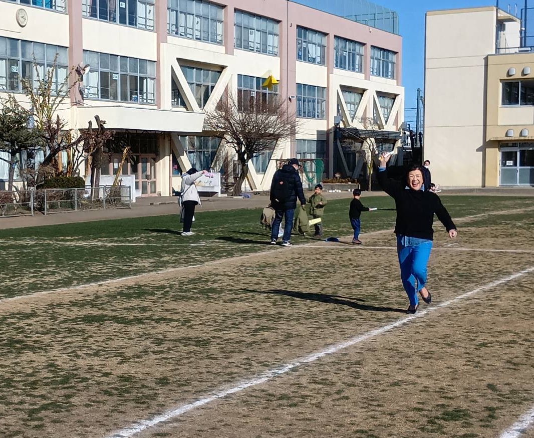 午後は、 #東大和市立第八小学校 へ。
#青少年対策 第八地区の凧あげ大会にお招き頂きました。
今年で参加は3回目。毎年、お天気に恵まれることは嬉しいのですが…凧をあげるには風が少し欲しいところ。