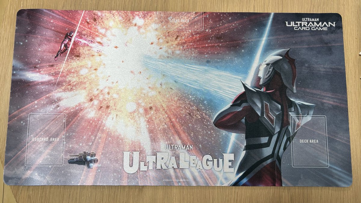 ウルトラマンカードゲームの「英雄」のプレイマットのサンプルをいただきました！！
光に当てると反射してとても綺麗です!
こちらよろしくお願いいたします！！！