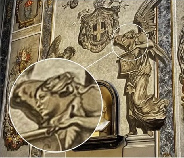 La divinizzazione del sovrano era diffusa nell’antichità, legittimava il potere terreno assoluto come diretta emanazione divina. Un fenomeno del passato che torna, in una Chiesa di Roma un angelo è stato raffigurato con il volto di Meloni. Non è un gioco è il segno di tempi cupi.