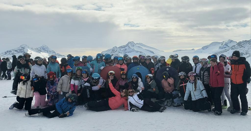 stcatssport8's tweet image. Skiing, sightseeing and a little learning too! Our final day took us to the Prescena Glacier ❄️ #CrossCurricular @stcatsgeog @stcatherines247