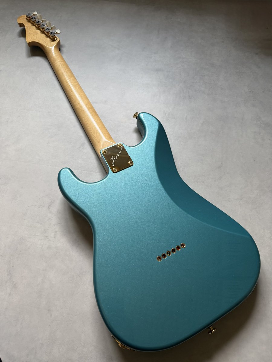 メタリックカラーがなんともかっこかわいいギターができました！