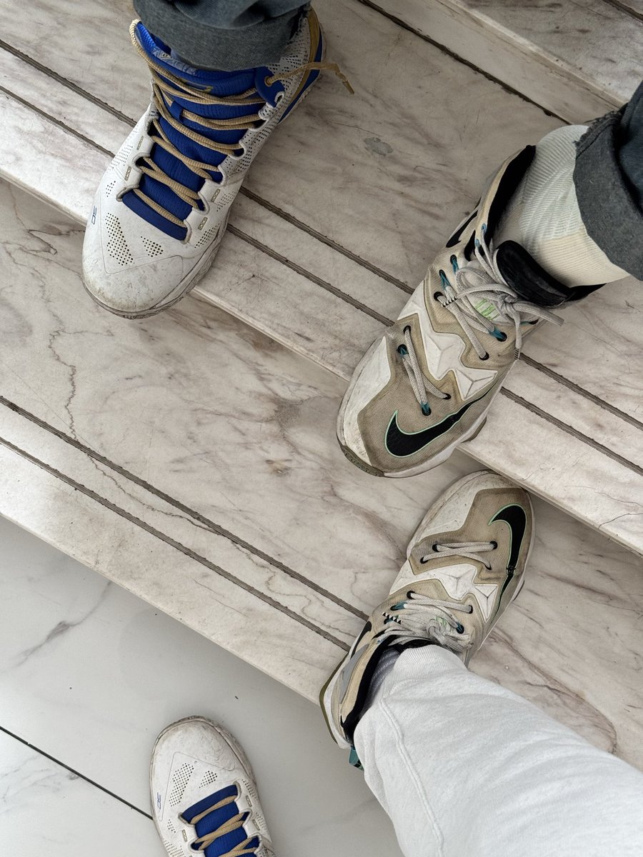CqSneaker's tweet photo. 又到夏夏家里换鞋穿了😏@shiwunianxia https://t.co/IMeh1n4Jvy