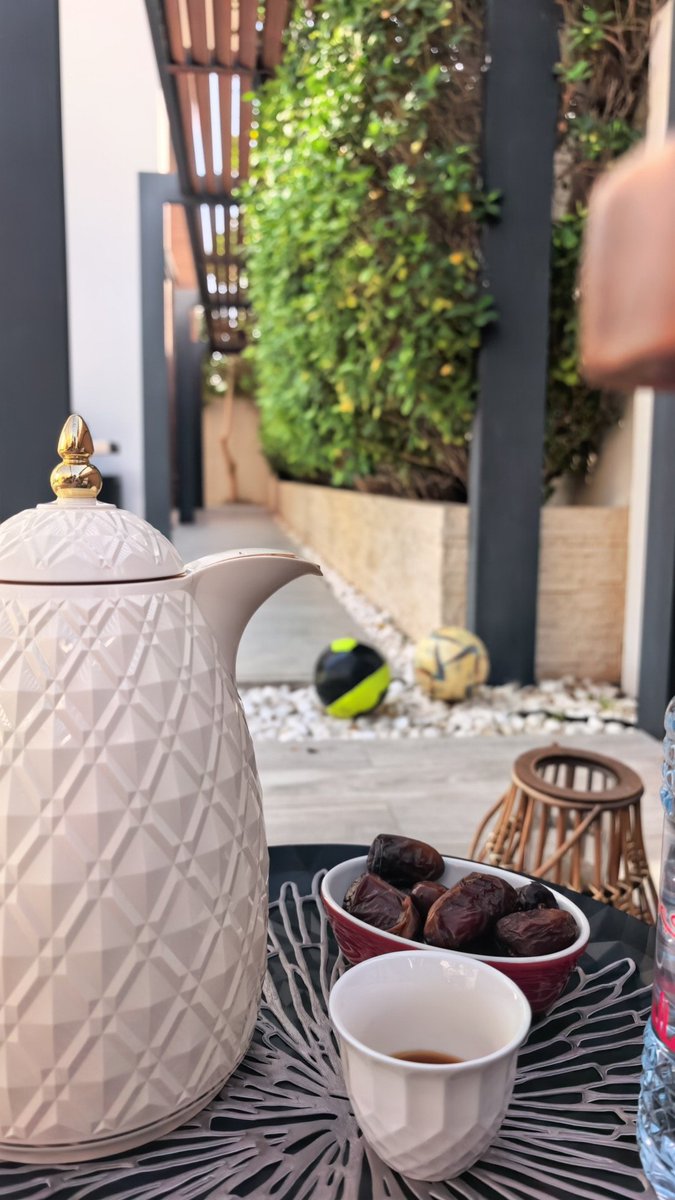 فيكَ نفسٌ
لا يطلقُ إسمَهُ
ولا يسألُ عن وِجهَة
يعرفُ طريقَهُ
إلى رِئَتي ..

#رسالة_اليوم ♥️🌹
