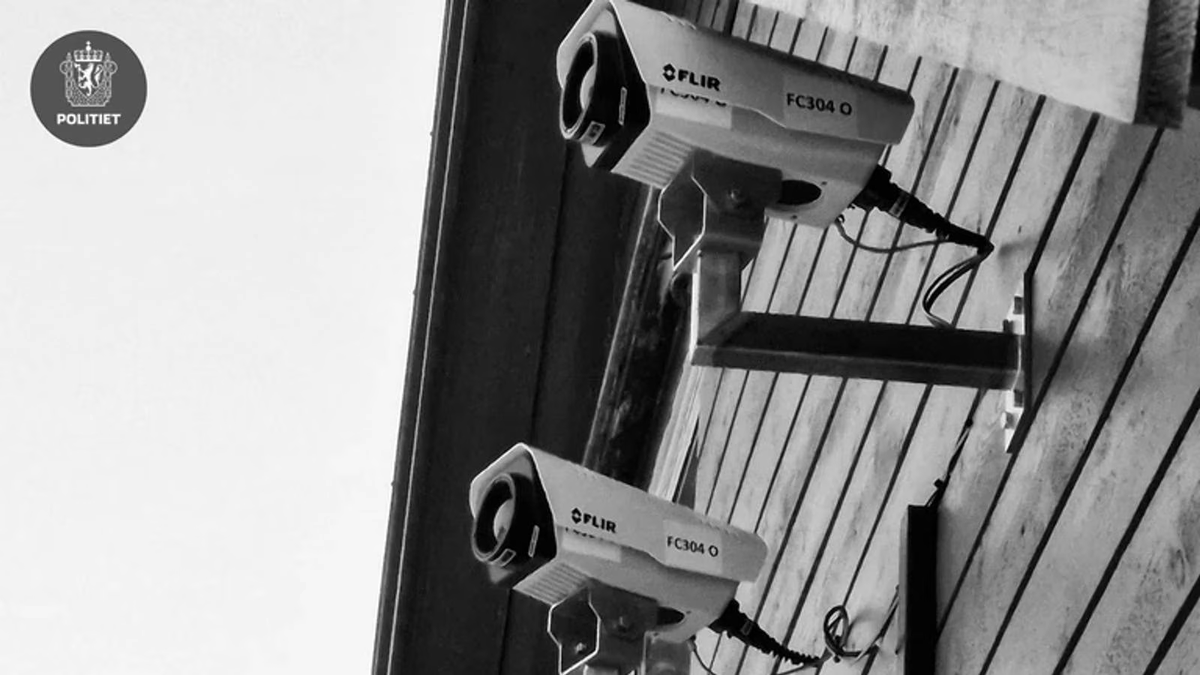 auonsson's tweet image. A Norwegian home owner was tricked into installing highly advanced surveillance cameras pointed at Northern Europe's only LNG-plant, Melkøya.

The cameras have been running 24/7 and sent data to an Italian company now under investigatin. Cameras include advanced thermal sensors.