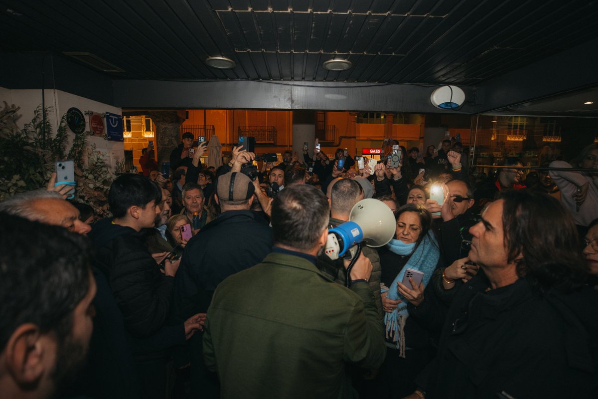 Santi_ABASCAL's tweet image. De nuevo se superan los aforos en nuestro recorrido aragonés, con vecinos de Barbastro dentro y fuera del mitin. GRACIAS por vuestra movilización. #Barbastro #Huesca