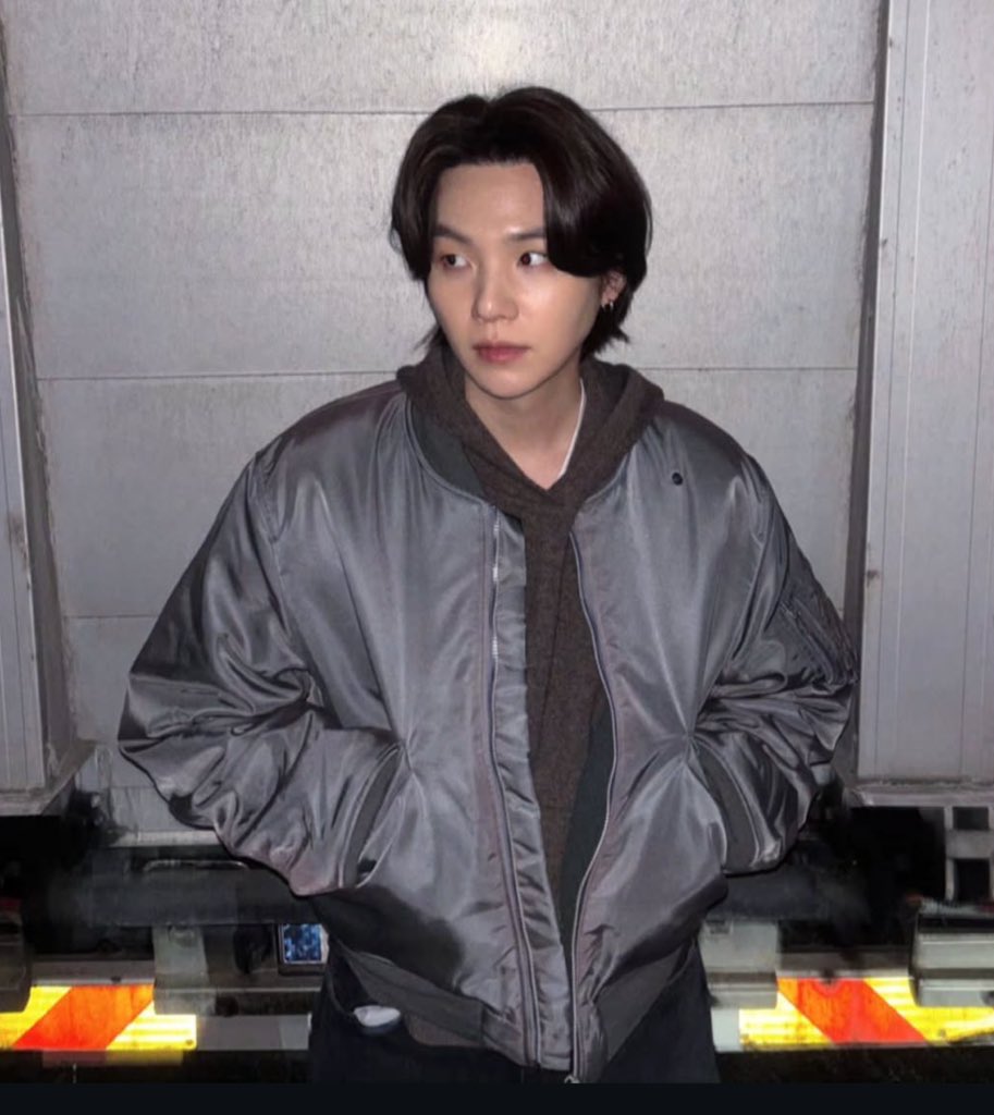 방금 윤기 인스타로 올려준 촬영 중 찍은 사진 보니까 디데이 앨범 때 윤기랑 비슷하면서도 다른?  느낌이자녜 !!!!!!!!ㅠㅠㅠㅠㅠㅠㅠ봄버자켓 입은가 넘나 좋음 😇