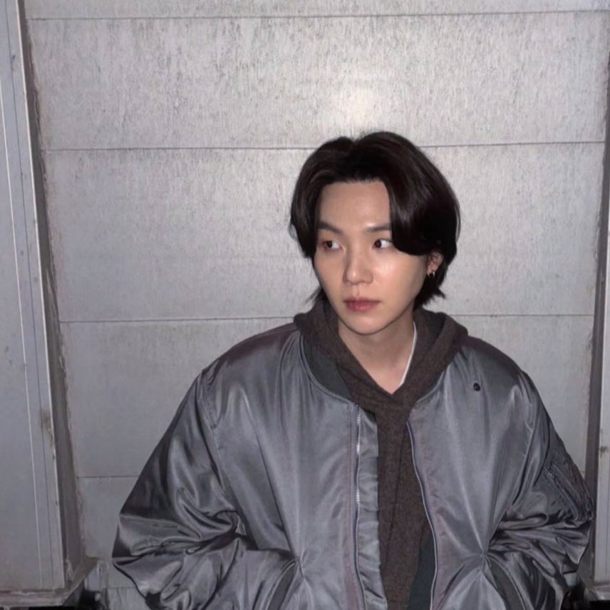 슈가 3개월만에 올렸는데 너무, 훈녀같고 
거의 이 사진 뜬만큼의 감동을 받음 나는...
저 세월 사이에 3년이 있었어요 ...