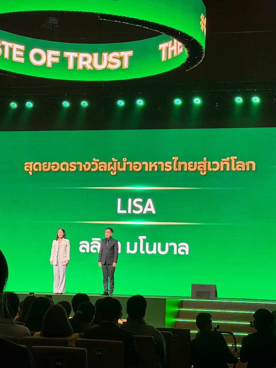 งาน Grab ThumbsUp Awards ปีนี้ มอบรางวัลสุดยอดผู้นำอาหารไทยสู่เวทีโลกให้ลิซ่าอ่ะ ถึงมากกก เพราะว่าลิซ่ากินอะไรก็เป็นกระแสจริงๆ ชาไทย ส้มตำ ไก่ทอดหาดใหญ่ ลูกชิ้นยืนกิน ทุกอย่างเป็นกระแสหมด สมมงมากๆ