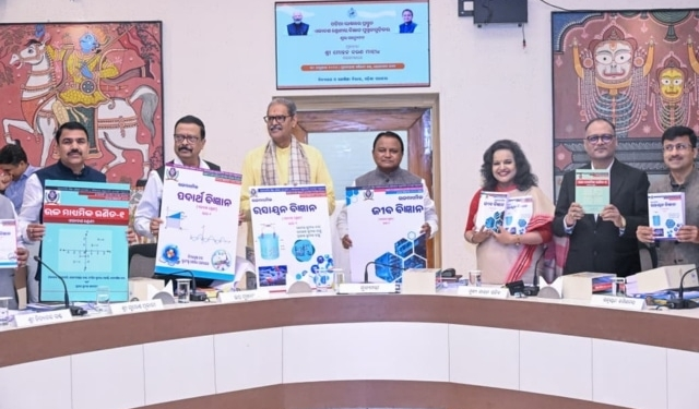 OrissaPOSTLive's tweet image. CM Mohan Charan Majhi unveiled Odia-language science reference books for Class XI at Lok Seva Bhawan. Covering Math, Physics, Chemistry, and Biology, 10–20 copies will go to every higher secondary school, also available at district bookstores.

#CMMohanCharanMajhi #ClassXI