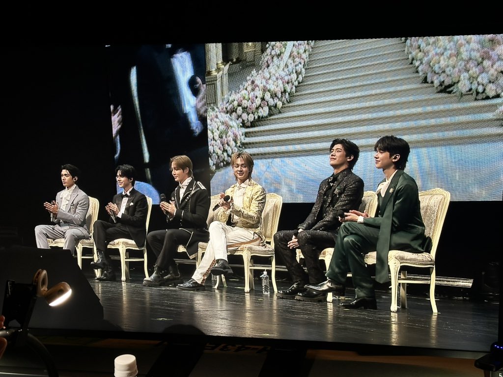 kerdomundi's tweet image. เข้าวังวันที่ 2 ชุดหล่อสวยเหมือนเดิม เพิ่มความน่ารักให้ชาวเอมมาลีอีกนิดนึง♥️
#TNPFMinOsaka