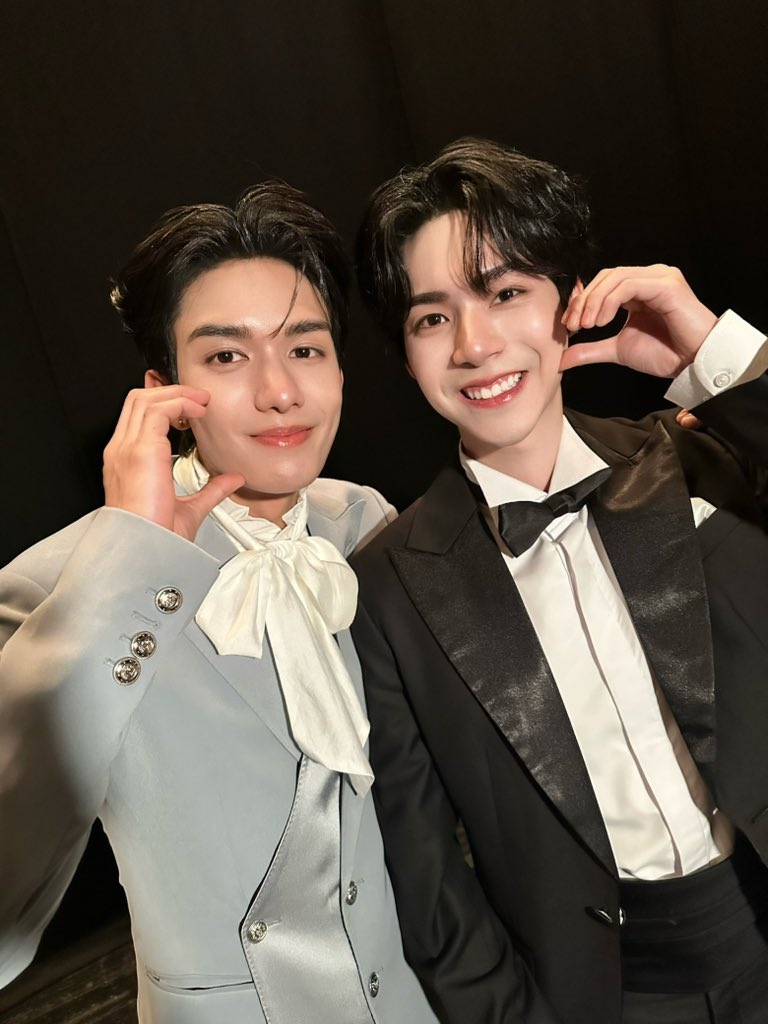 kerdomundi's tweet image. เข้าวังวันที่ 2 ชุดหล่อสวยเหมือนเดิม เพิ่มความน่ารักให้ชาวเอมมาลีอีกนิดนึง♥️
#TNPFMinOsaka