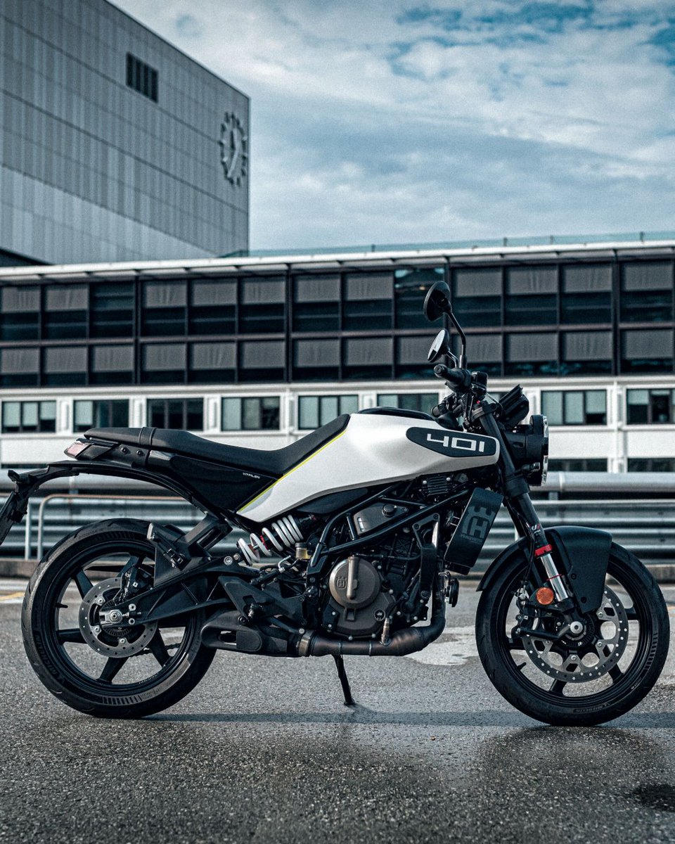 The commanding riding position and punchy single-cylinder performance of the Vitpilen 401 guarantees helmet-hidden smiles and head turns.

Contact your local dealer this weekend to find out more. brnw.ch/21wZxMr

#Husqvarna #RideHusqvarna #GoRide #Naked #Vitpilen401