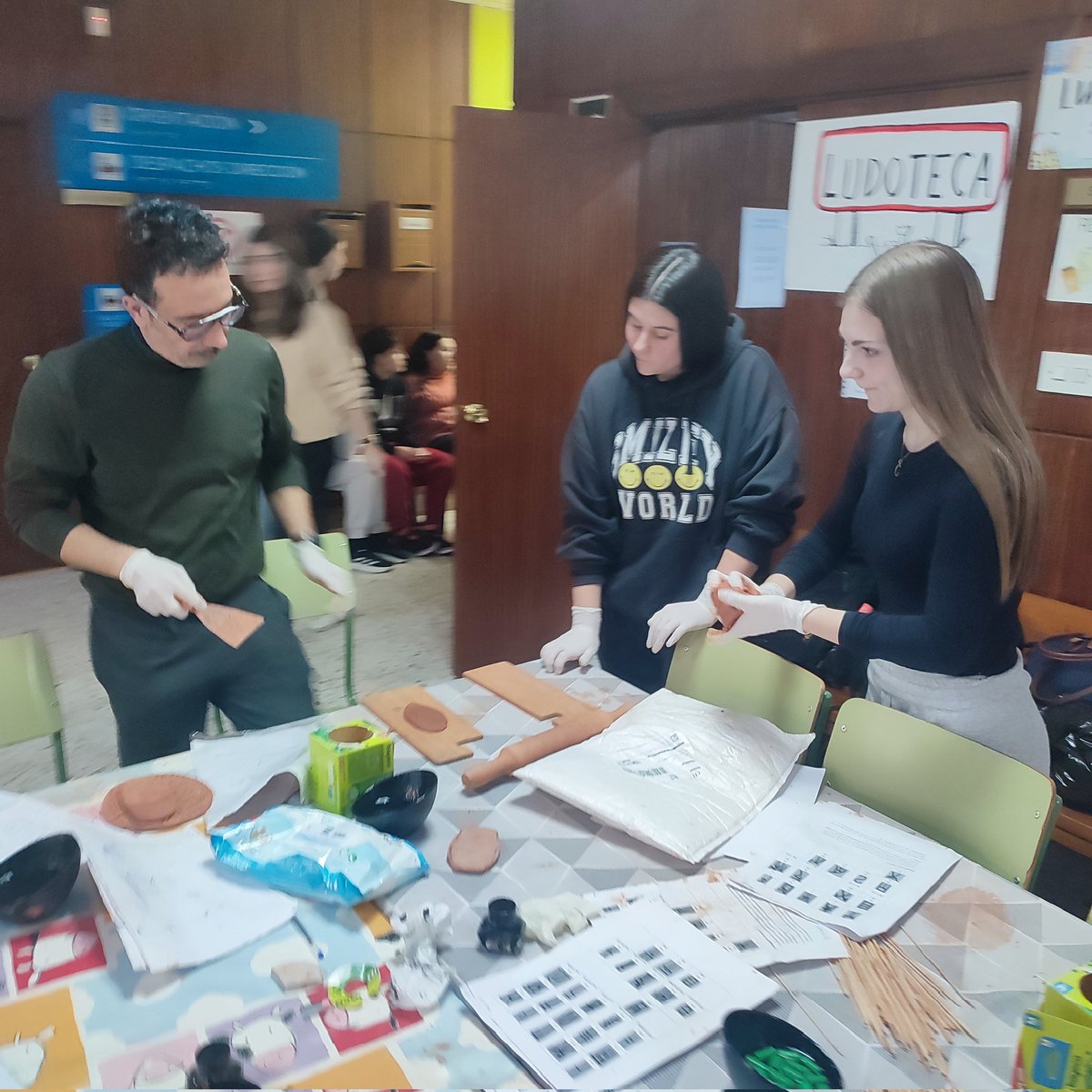 DanielGarcaCanc's tweet photo. Talleres de escrituras antiguas
Hoy dos alumnas de griego de primer curso recibieron a Raúl, del departamento de Galego, y le instruyeron en el arte de escribir en arcilla su nombre con el sistema silábico Lineal B, y con el alfabeto griego 🤩🤩
εὖγε Ῥαούλ 
#iesaslagoas https://t.co/DMNmoFnEbk