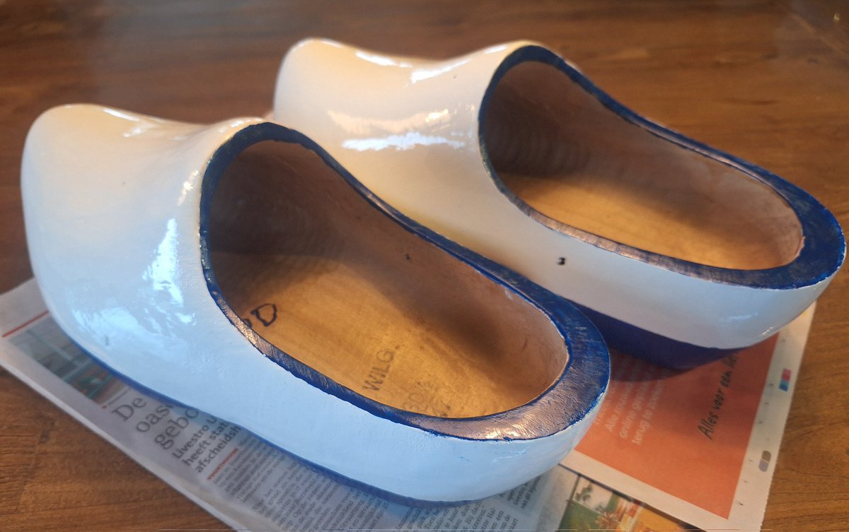 4 juni ga ik met deze "berg klompen" de #AlpedHuZes beklimmen 
#TeamGelderseVallei
Ik heb ze deze week alvast in kleur gebracht
Daarna worden ze bedrukt met teksten en logo's 
<a href="/BigChallenges/">BIGChallenge</a> <a href="/alpedhuzes/">Alpe d'HuZes</a> <a href="/kwf_nl/">KWFKankerbestrijding</a> 
Steun me financieel,  ik neem het graag mee naar boven #top