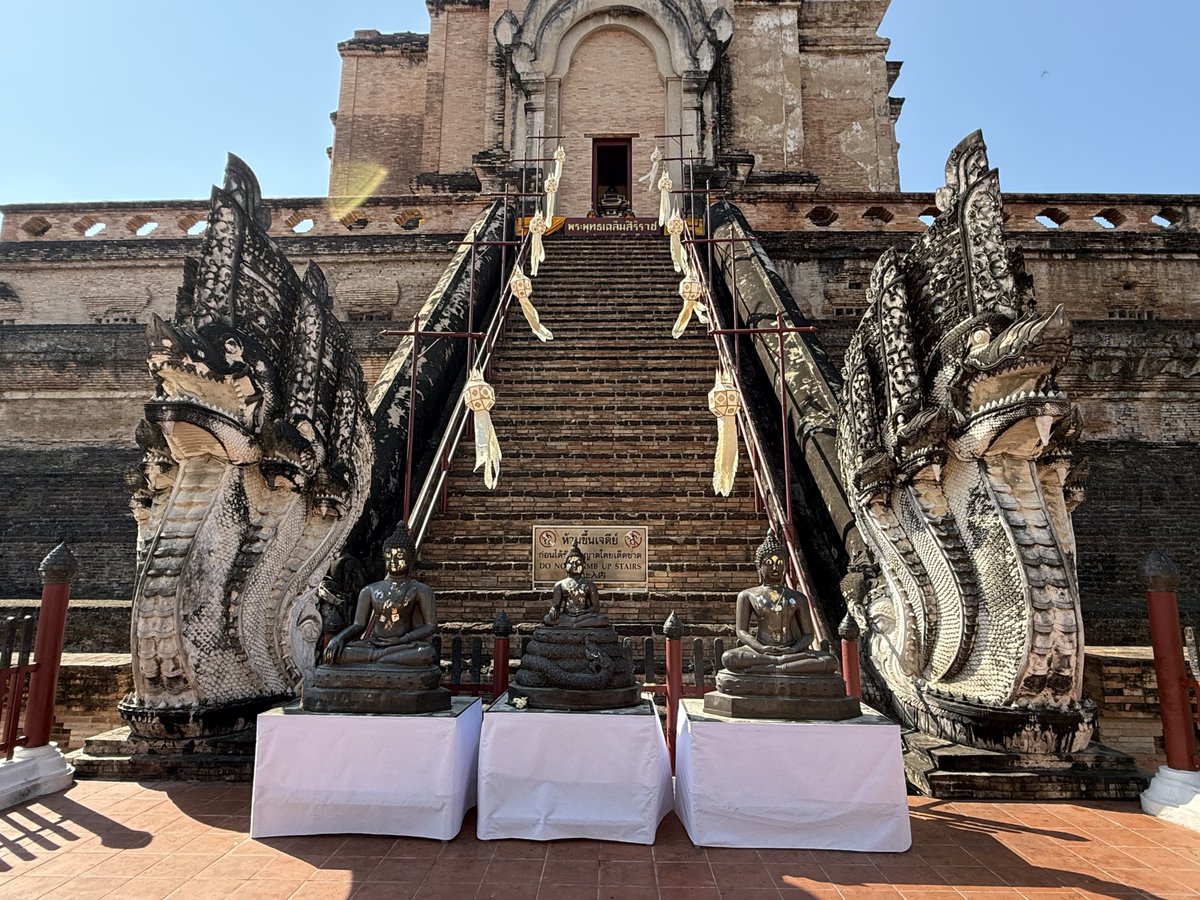 hasetaku_MM's tweet photo. 今回タイとラオスで計70ほど寺院(遺跡含めて)を訪問したけど、仏像だけでなくヒンドゥーのレリーフや彫像が結構あって興味深かった。ガルーダやナーガはもちろん、カンボジアでもあまり見かけなかったブラフマー神はタイ��は人気らしく結構見かけた。改めてちゃんと勉強したいな。#タイ #ラオス https://t.co/ZV1s1PJUuL