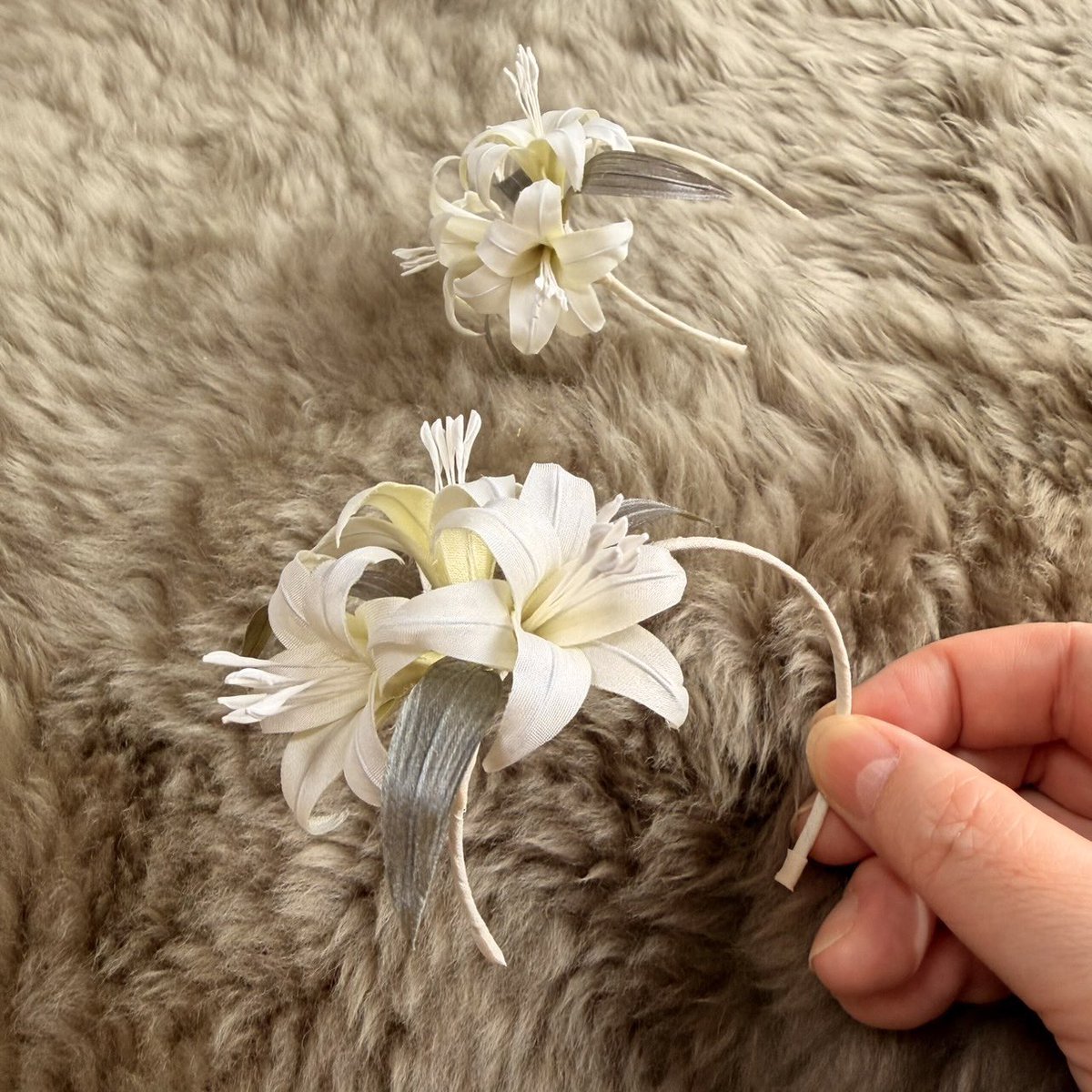 dela_freie's tweet image. 【ドルミス販売品のお知らせ　その3】

第61回Doll’s Myth. 
2026年2月1日（日）OMM Ｃホール
FREIE ブースNo.G-1

百合のカチューシャ　2サイズ
9-10インチ/7-8インチ
各サイズ共　3,000円

布花 百合　1本1,500円
※いつもより小さめサイズです

#ドルミス61販売 #ドルミス