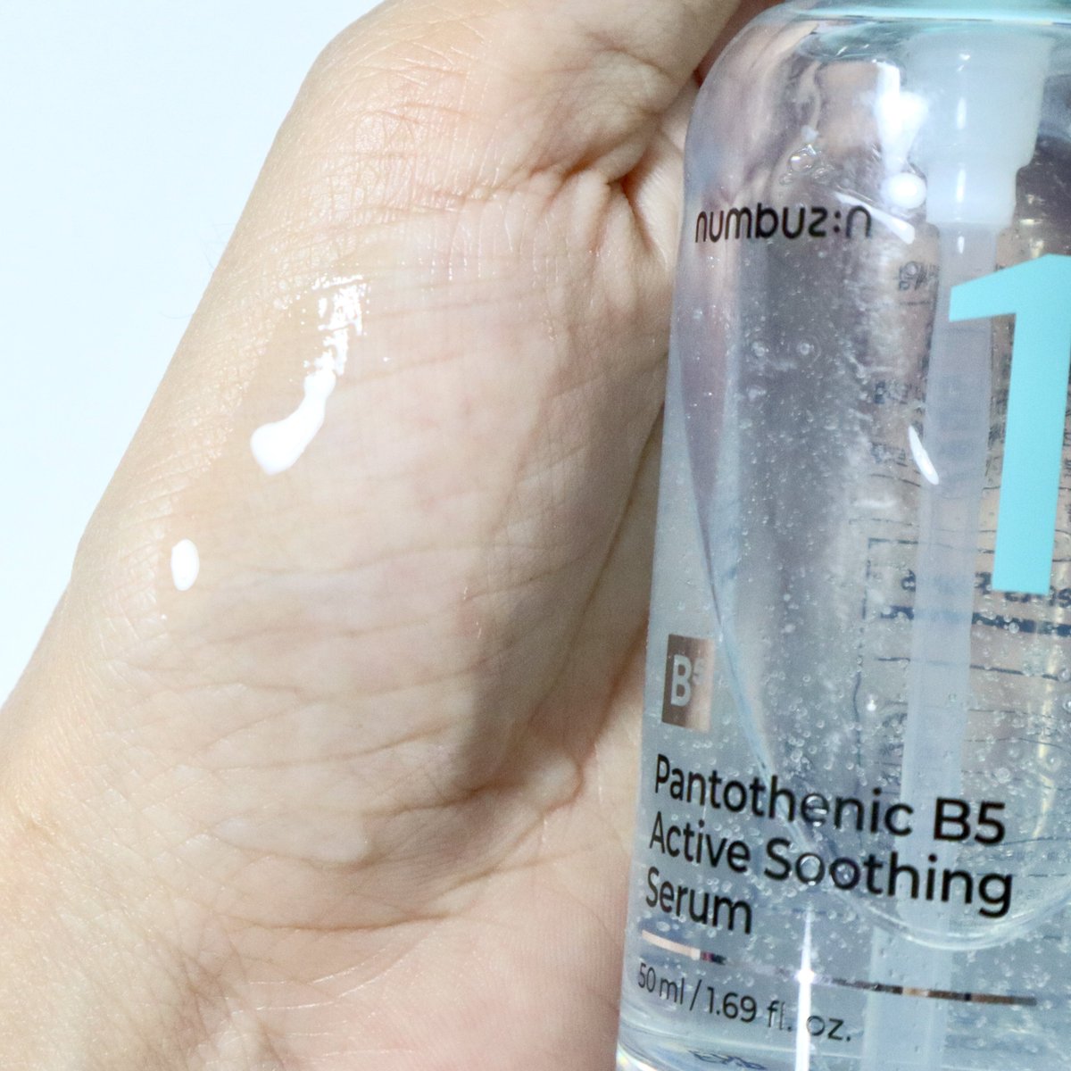 เติมความชุ่มชื้นฉบับสาวผิวเป็นสิวง่าย เซ็ตนี้ของ Numbuzin Pantothenic B5 Active เนื้อเซรั่มและเนื้อครีมเบาสบายผิวใช้ได้ในทุกวันเลยย ตัวนี้สาวเกาเขาใช้กันจนยอดขายติดอันดับ olive young เลย ส่วนตัวลองเซรั่มแล้วชอบนะ ลงก่อนแต่งหน้าได้ไม่รบกวนเมคอัพ ช่วยลดสิวได้ด้วย ✨💧