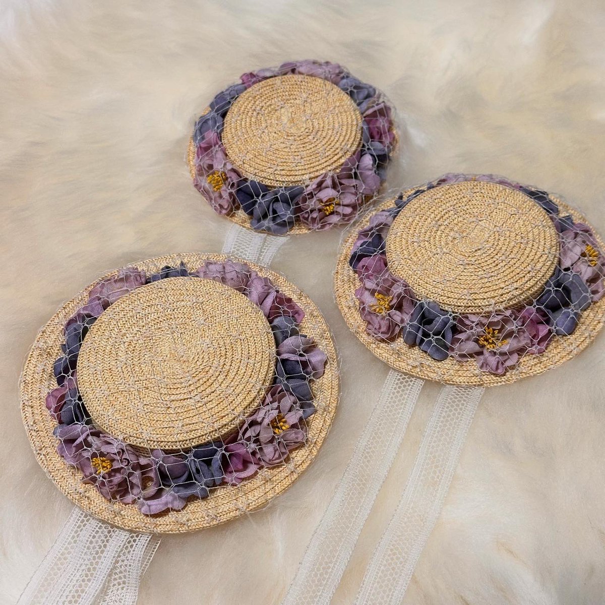 dela_freie's tweet image. 【ドルミス販売品のお知らせ　その4】

第61回Doll’s Myth. 
2026年2月1日（日）OMM Ｃホール
FREIE ブースNo.G-1

過去作も少し持参します。
羊飼いの杖シロバナ　7,000円
ドレスハット　7,000円
カンカン帽　5,000円〜

お支払いは現金とクレジットカードのタッチ決済がご利用いただけます。