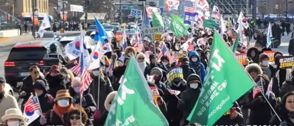 오늘도 어마한 인원이 광화문에서
청와대 향하고 있습니다!!!

탄핵 불법!!!
내란당은 민주당!!!
이재명 재판!!
윤석열 석방!!!
김현지가 누구야?!!