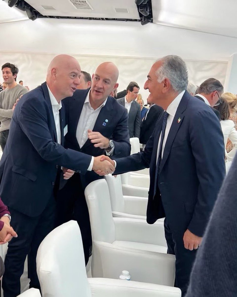 Tarikh_football's tweet image. FIFA president Gianni Infantino recognizes opposition leader prince Reza Pahlavi.

The two met earlier today in Florida.

We all want to see Iran represented by the sun &amp;amp; lion flag at the World Cup 🙏