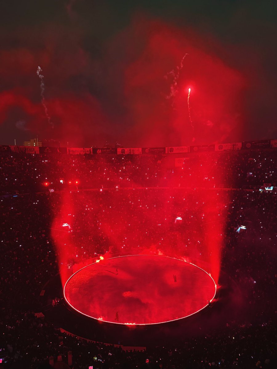 Setlist: 9
Escenario: 10
Audio: 6
Performance: 7
Ambiente: 7
Nostalgia: 9
Aura: 10

Gran concierto de mi loquito precioso.