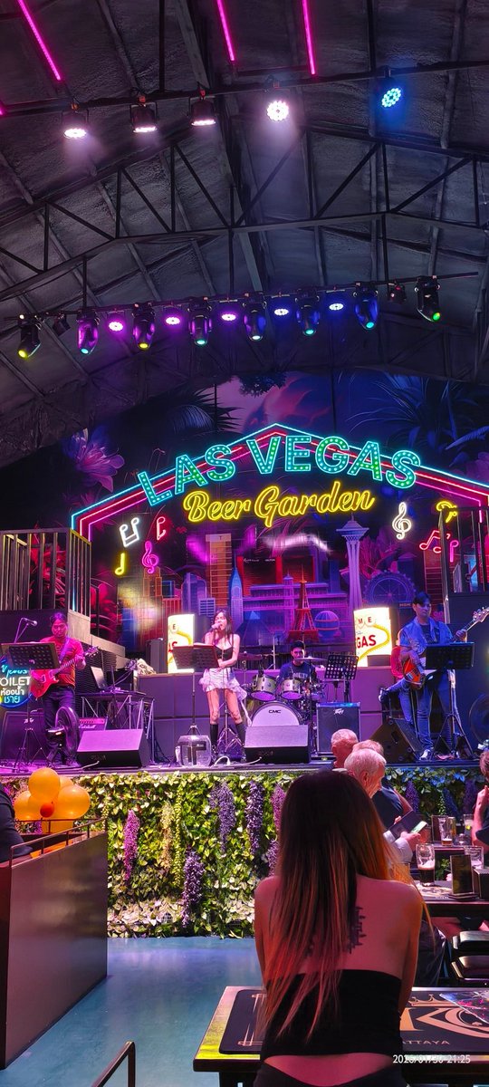 ToshiTravel7777's tweet image. 1月30日(金)夜の部・2
食事の後は、Bar Hopping
写真外の店を含めて5軒ほどホッピング
最後の店では、ドイツ人在住者に奢られたり、ステージシンガーにリクエストしてお気に入りの🇹🇭ソングを歌ってもらったりして、大盛り上がりでした😊
#タイ旅行 #パタヤ #barhopping