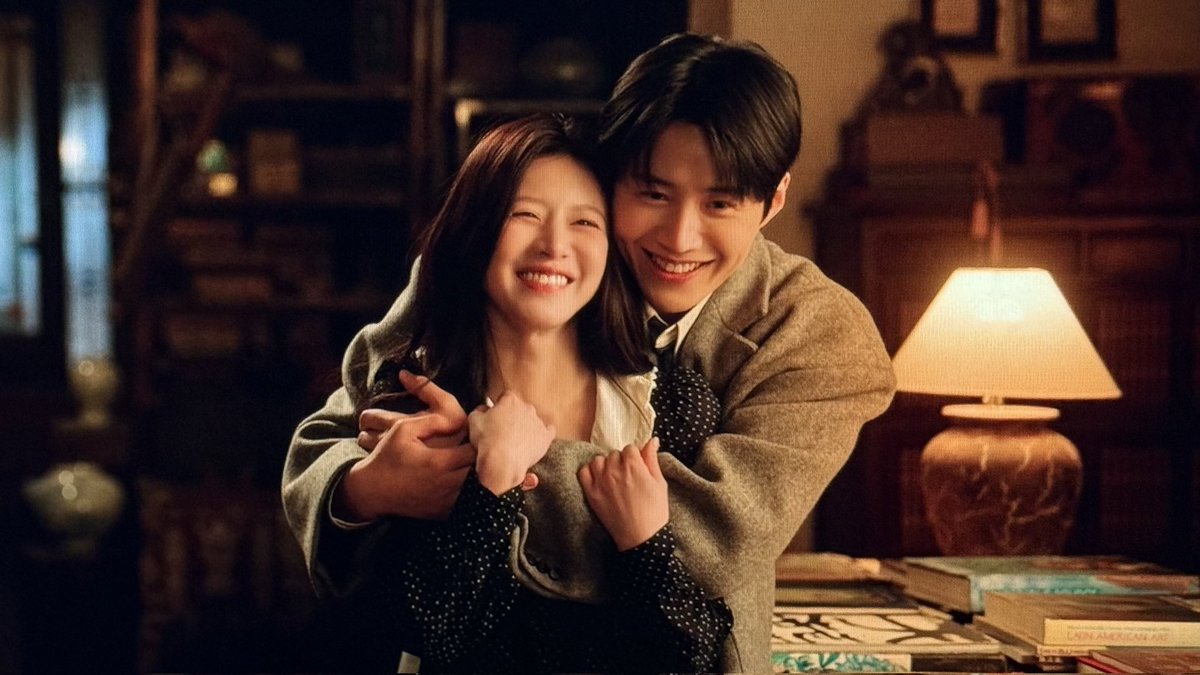 What I admire about Hojin is his emotional intelligence. Despite his own pain, he takes his time to process it and eventually accepts it. He also tries to understand Muhee’s language, stays by her side and heals her gently—in his own way

#KimSeonHo #CanThisLoveBeTranslated