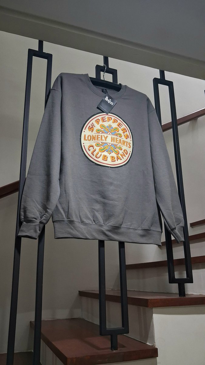 Sgt. Pepper's Lonely Hearts Club Band adalah judul album studio ke-8 dari band rock Inggris, The Beatles.

Album ini dirilis pada tahun 1967 dan sering dianggap sebagai salah satu album terbaik dan paling berpengaruh sepanjang masa.

#TheBeatles #OfficialMerch #RockstarCity