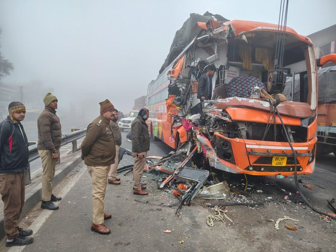 IndiaNewsUP_UK's tweet image. कानपुर देहात : बस पीछे से अज्ञात वाहन से टकराई, भीषण टक्कर से बस के उड़े परखच्चे, दिल्ली से बनारस जा रही थी बस,  चालक और परिचालक गंभीर घायल, रानियां थाना क्षेत्र के हाईवे की घटना  #KanpurDehat #BusAccident #HighwayCrash

@kanpurdehatpol