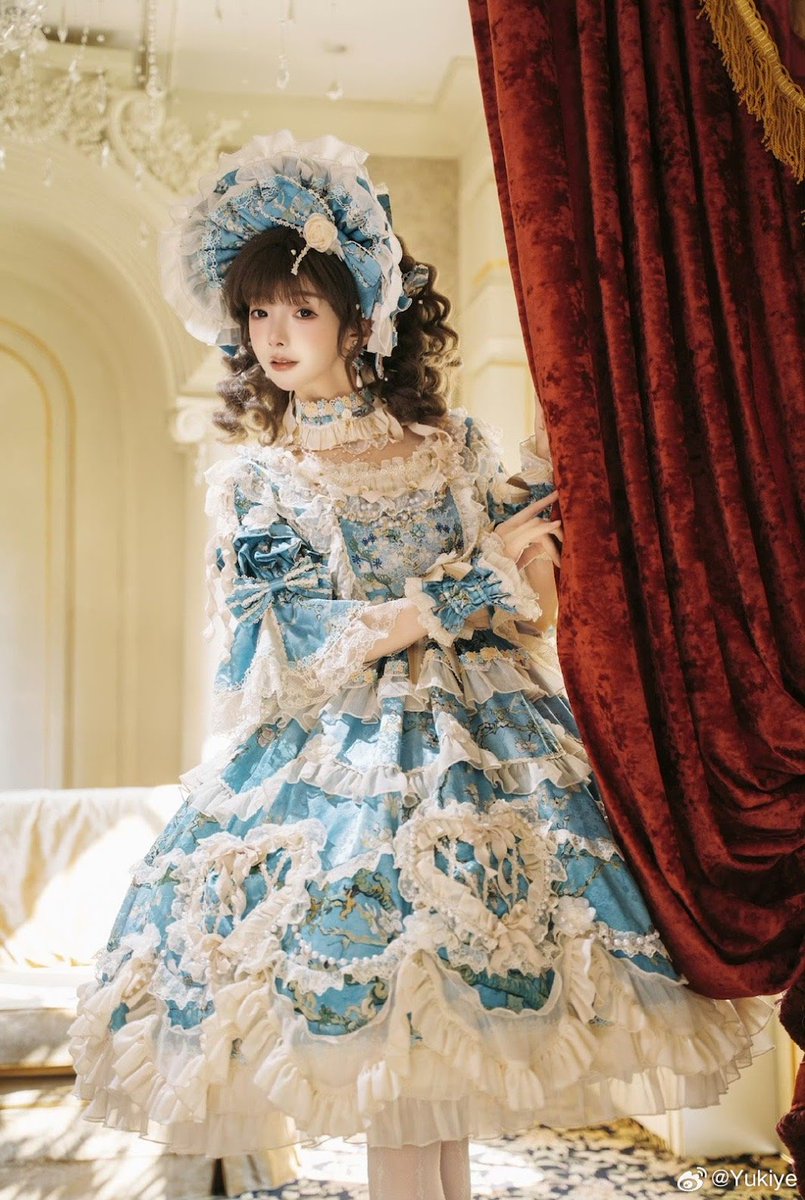 杏花（アーモンドブロッサム）の枝花柄を胸元に添え、青緑×生成り