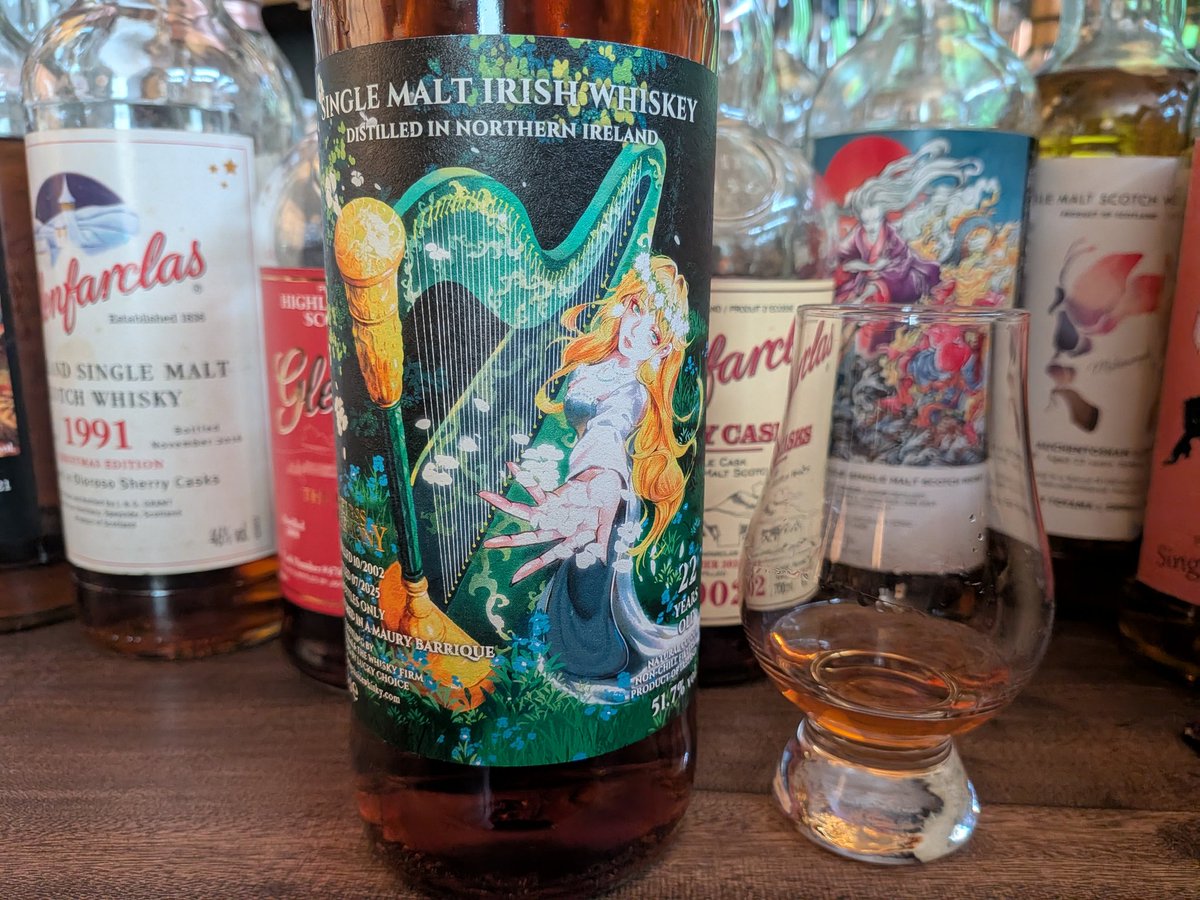 昼間からウイスキーを飲む。