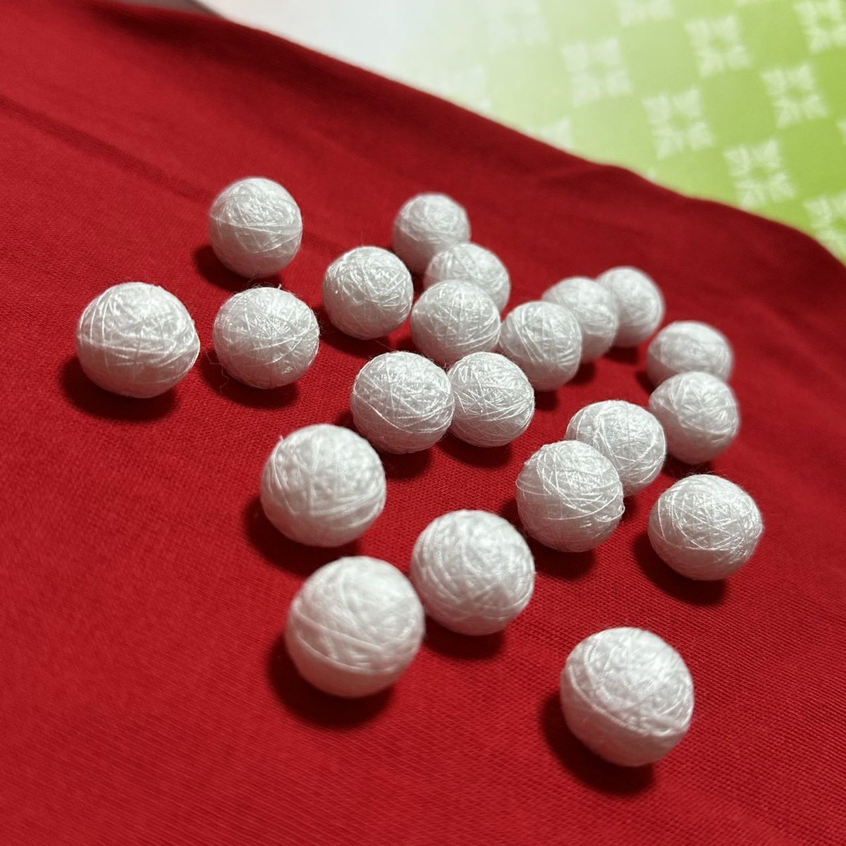 🧵春の糸花2026🌸開催2ヶ月前🌼

頑張って準備しております✨️
小さなてまりがころころ('ω')三( ε:)三(,ω,)三(:3 )♡
耳飾りの土台です！どんどんてまりっぽくなっていきますのでお楽しみに〜

✧••┈┈┈┈┈┈••✧
#春の糸花 (<a href="/itohana_ex/">春の糸花2026 2026/3/28-29 byイトハナ</a>)
3月28.29日 ルシェルブルー