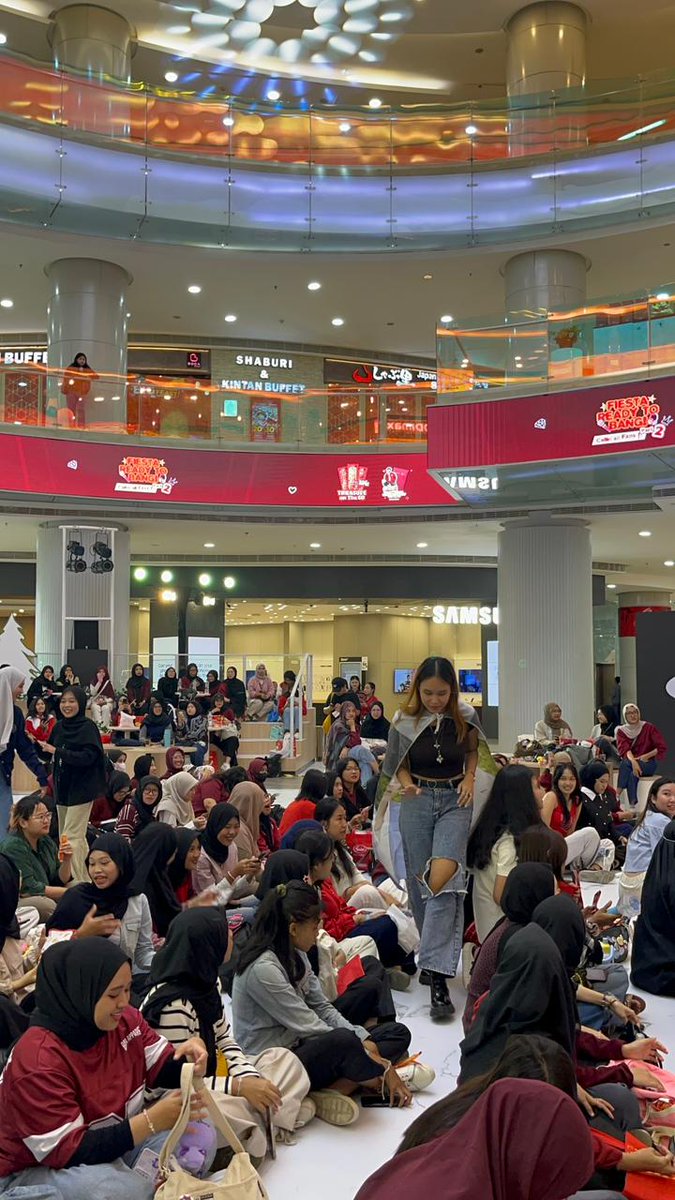 LauraS0B's tweet photo. makin seru aja nih di Lotte Mall, yukk langsung aja deh gas liat Standee Treasure Fiesta bikin happyyy #StandeeTreasureFiesta https://t.co/ftj4Zas3sm