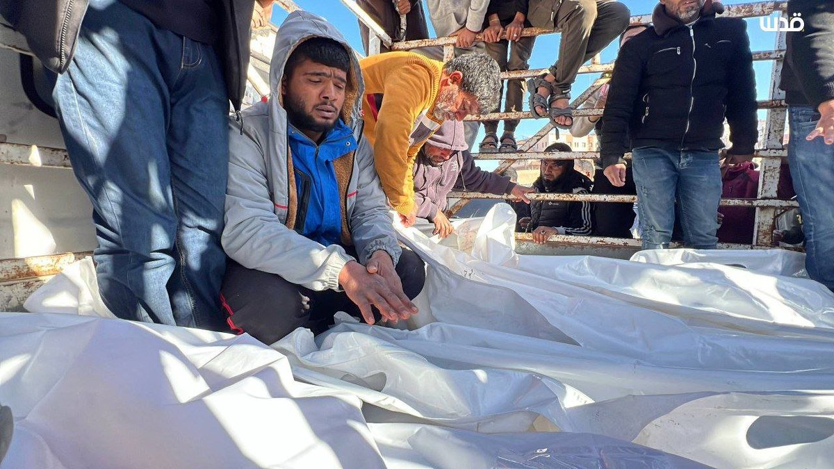 QudsNen's tweet image. Sorrowful scenes from Khan Younis after at least 12 Palestinians, including children and women, were brutally slaughtered in deadly Israeli airstrikes overnight, marking the latest violation of the ceasefire agreement.
