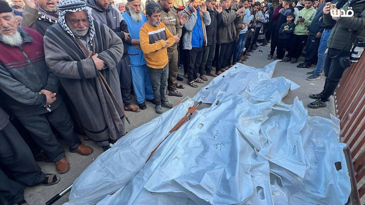 QudsNen's tweet image. Sorrowful scenes from Khan Younis after at least 12 Palestinians, including children and women, were brutally slaughtered in deadly Israeli airstrikes overnight, marking the latest violation of the ceasefire agreement.