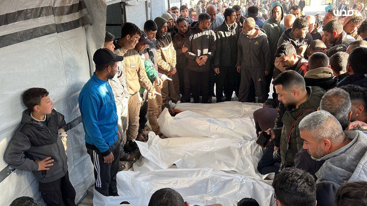 QudsNen's tweet image. Sorrowful scenes from Khan Younis after at least 12 Palestinians, including children and women, were brutally slaughtered in deadly Israeli airstrikes overnight, marking the latest violation of the ceasefire agreement.