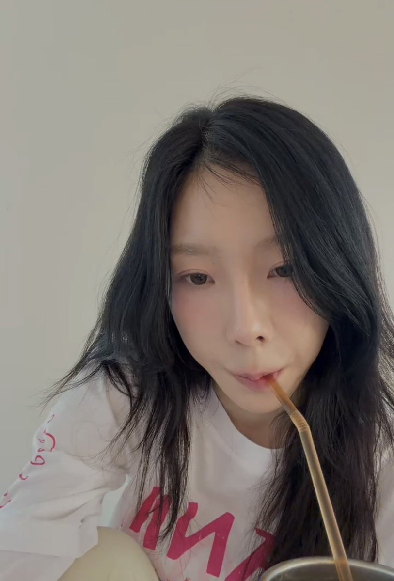 시발누가댓글로태연이한테 수박상(수만이가박수칠상) 이라그랫는데
탱: (이마짚으며)박수칠사람떠낫어요.. 수박상아니에요