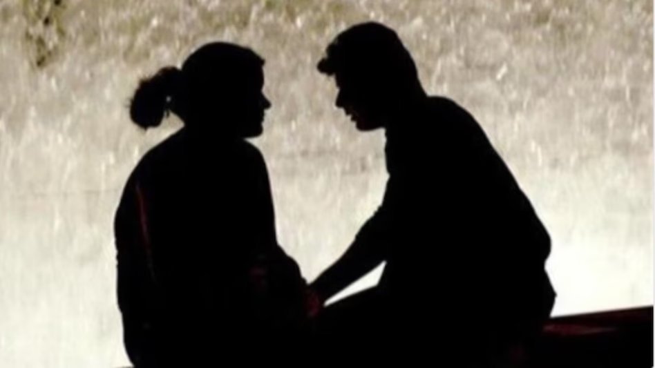 उत्तर प्रदेश में लखनऊ के केजीएमयू महिला रेजीडेंट डॉक्टर धर्मांतरण मामले में बड़ा खुलासा हुआ है. धर्मांतरण का गवाह बनने वाले शारिक खान को लेकर जांच में सामने आया है कि वो गवाह ही नहीं था, बल्कि धर्मांतरण के बाद महिलाओं के नए नाम पर जाली दस्तावेज भी तैयार करवाता था.

पूरी ख़बर: