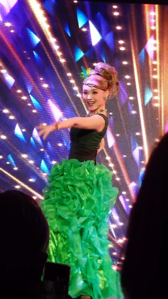 rian_shk's tweet image. #OSK日本歌劇団 #唯城ありす #twinkle 
Twinkle初日１４時撮影タイム📷
ありすちゃんピンショ！
素敵な姿ばかりで選べないのでツリーに繋げます🎀