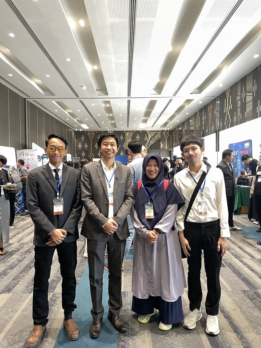 berfaisal's tweet photo. Kedokteran Nuklir Chula Full team 😀 https://t.co/sGt4LJMFRe