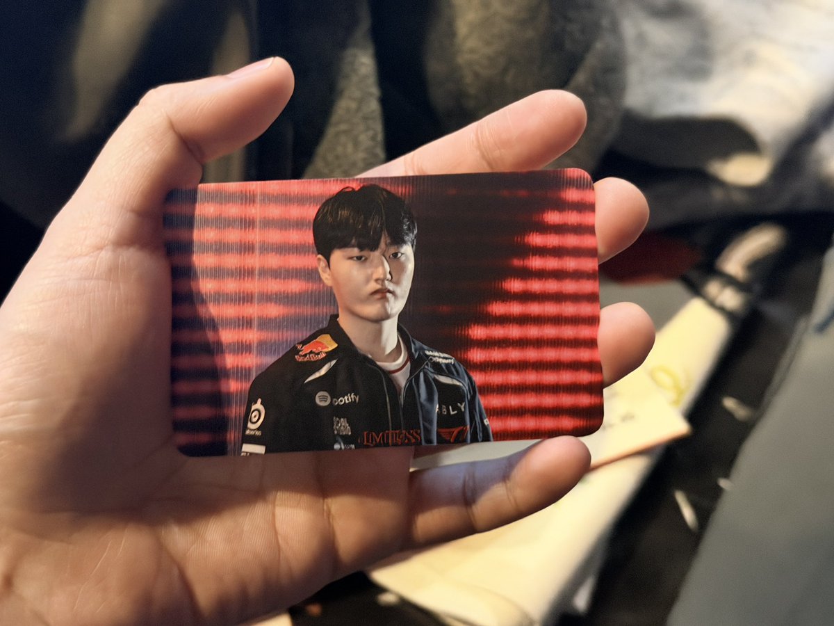 T1 티원부스 티원존 포카 포토카드 교환바랍니다

저 : 빨간배경 페이즈 PEYZ
님 : 페이커FAKER /오너 ONER

롤파크에서 현장 교환바랍니다