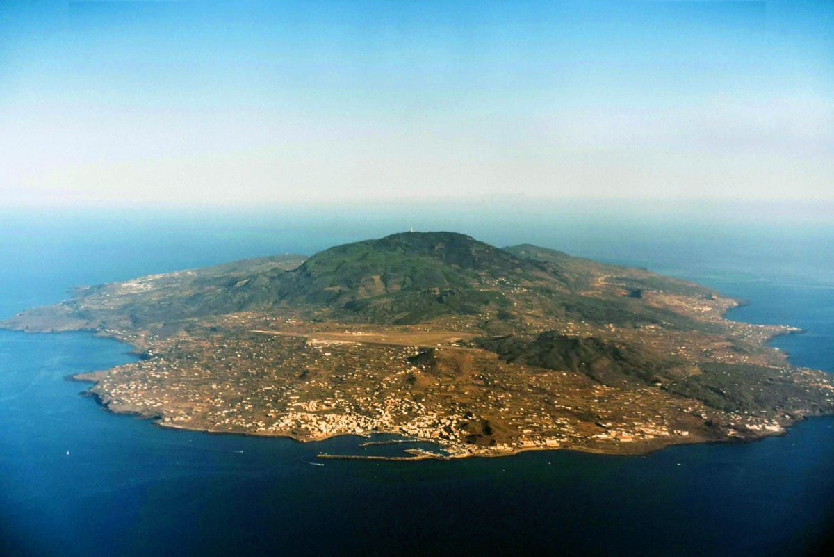 Aeropuerto de Pantelaria megaconstrucciones.net/?construccion=…