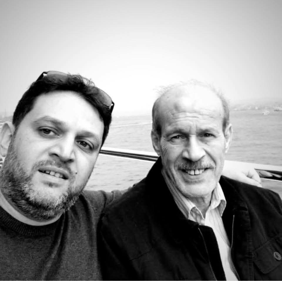 Tallol76's tweet photo. أب قال لأبنه يوم تخرجه
بتتذكر اول يوم اخدتك عالحضانة وانت تبكي
قال الولد اي
قلو ابوه:
انا وقتها ضليت قاعد عالدرج لأخر اليوم بعد ما انت دخلت
قال الولد: طيب
قلو وأنا لليوم قاعد عالدرج
اذا انت بحاجة لالي  انا ح ضل قاعد عالدرج 

هذا هو من يجب ان نحتفل به
ربِ ارحمهما كما ربيانِ صغيرا https://t.co/GSVbwIRJZ0