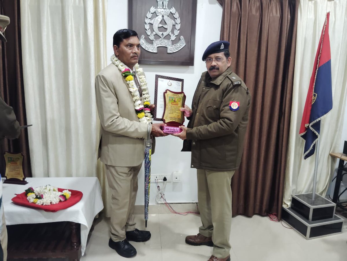 lalitpurpolice's tweet photo. आज दिनांक 31.01.26 को #AddlSPLTP @kaloosingh द्वारा पुलिस लाइन सभागार में अधिवर्षता आयु पूर्ण कर सेवानिवृत्त हुए उ0नि0(AP) इदरीश खान, उ0नि0(CP) श्री अवधेश कुमार व हे0का0(AP) राम बिहारी प्रजापति को उपहार भेंट कर उनके उज्जवल भविष्य की कामना करते हुये भावभीनी विदाई दी गई। https://t.co/knrTXLUxNw