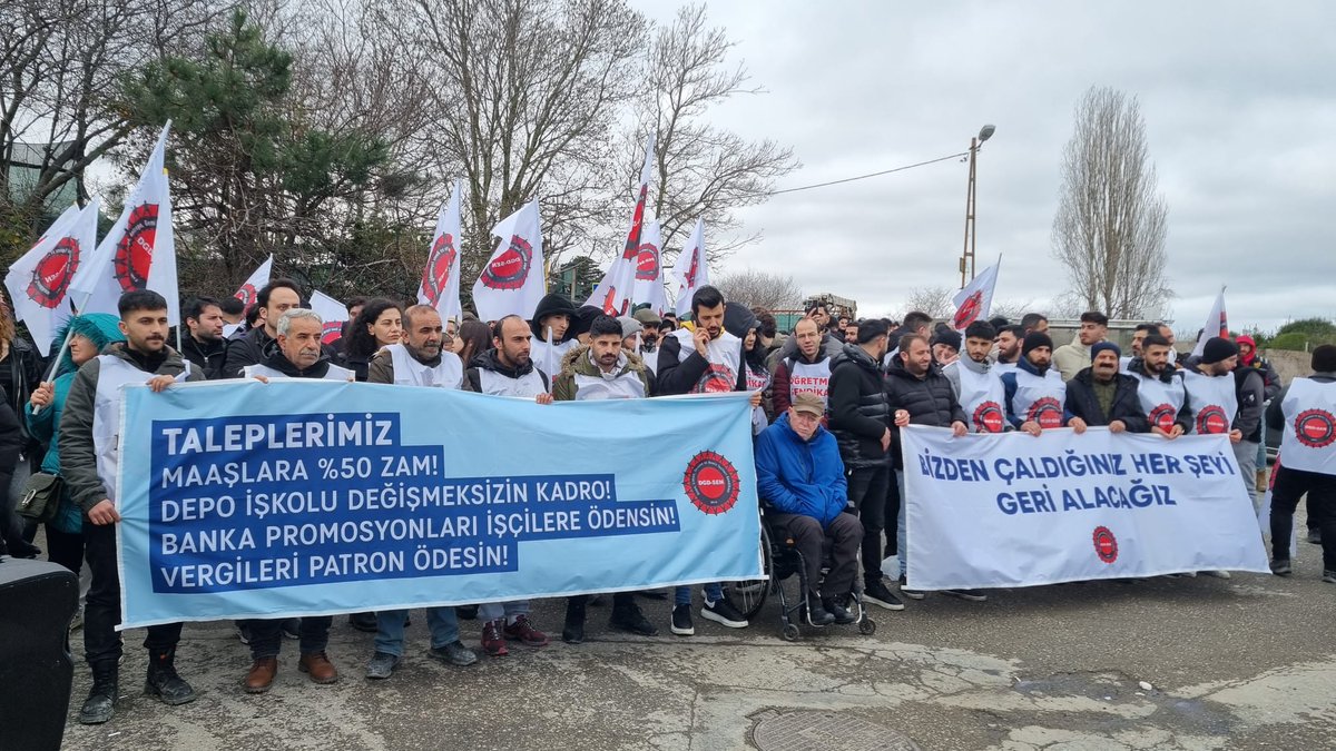 DGDSEN's tweet photo. 📍 AİLE EVİMİZİN ÖNÜNDEYİZ!

Biz bu kapıya hesap sormaya geldik! Kurduğunuz barikatlar, direndiğimiz depolardan güçsüzdür!

Taleplerimiz net:
Maaşlara net %50 zam!
Depo işkolu değişmeksizin kadro!
Banka promosyonları işçilere ödensin!
Vergiyi patron ödesin!

İşçiler açken, Özilhan’a huzur yok!